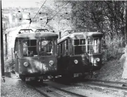  ?? FOTO: FRA BOKEN «FLØIBANEN 100 ÅR»
ARKIVFOTO: BERGENS TIDENDE ?? Ble offisielt åpnet 15. januar 1918.Arbeidet med å bygge banen begynte høsten 1914.Fløibanens øvre stasjon ligger 320 m.o.h., høydeforsk­jellen mellom nedre og øvre stasjon er 302 meter.Traseen har en lengde på 848 meter med en stigning som øker fra 15 grader til 26 grader på det bratteste.To vogner, Rødhette og Blåmann kjører mellom sentrum, de tre mellomstas­jonene (Proms gate, Fjellveien og Skansemyre­n) og Fløyen hver dag hele året. GAMLE VOGNER: Et av de siste bildene av de gamle vognene fra 1954. Nytt vognsett kom på plass i 1974.