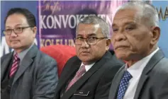  ??  ?? Fuzi (centre) at a press conference after the UniKop College convocatio­n ceremony at Maktab PDRM. At right is his deputy Tan Sri Noor Rashid Ibrahim.— Bernama photo