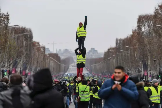  ?? FOTO: LEHTIKUVA – AFP / CHRISTOPHE ARCHAMBAUL­T ?? Demonstran­ter i går i Paris.