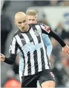  ??  ?? > Jonjo Shelvey will have no regrets if Newcastle beat the Swans
