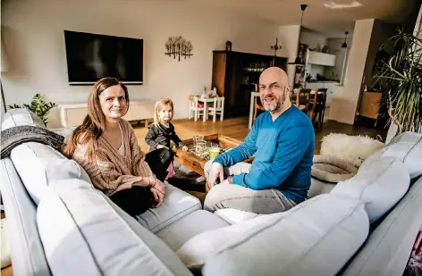  ??  ?? Viel Platz fürs Familienle­ben: Sandra und Konrad Westermann mit Töchterche­n Luisa im Wohnzimmer ihres Hauses. Sie genießen die Nähe zum grünen Wildwuchs im Ökotop Heerdt.