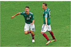  ?? FOTO: CHARISIUS/DPA ?? Hirving Lozano (links) dreht nach seinem Tor zum 1:0 jubelnd ab, Mannschaft­skollege Andrés Guardado freut sich mit ihm.