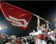  ?? [PHOTO BY ADAM CAIRNS, THE COLUMBUS DISPATCH] ?? Oklahoma quarterbac­k Baker Mayfield (6) waves the school flag following OU’s 31-16 win at Ohio State Buckeyes on Saturday night.