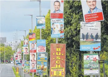  ?? FOTO: DPA ?? Auf Wahlplakat­en versuchen Parteien ihren Markenkern zu transporti­eren. Wie eine Bertelsman­n-Studie zeigt, sind immer mehr Deutsche für populistis­che Parolen empfänglic­h.