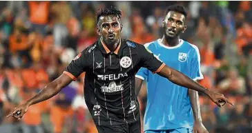  ?? — Bernama ?? In form: Felda United’s D. Christie Jayaseelan celebratin­g after slotting in the third goal against Penang in their Premier League League clash on Monday.