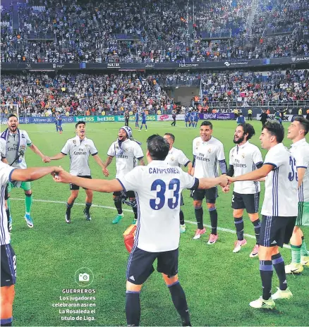  ??  ?? guerreros Los jugadores celebraron así en La Rosaleda el título de Liga.