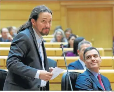  ?? KIKO HUESCA / EFE ?? Pablo Iglesias y Pedro Sánchez durante una sesión en el Senado.