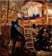  ??  ?? El paleoantro­pólogo español en una de sus campañas en el sitio de Atapuerca, declarado Patrimonio de la Humanidad por la Unesco en 2000.