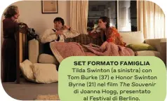  ??  ?? SET FORMATO FAMIGLIA Tilda Swinton (a sinistra) con Tom Burke (37) e Honor Swinton Byrne (21) nel film The Souvenir di Joanna Hogg, presentato al Festival di Berlino.
