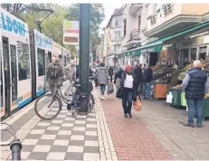  ?? RP-FOTOS: JULIA BRABECK ?? Wenn die Bahn noch an der Haltestell­e Rotdornstr­aße hält, wird es schnell unübersich­tlich und der Radweg ist nicht mehr frei befahrbar.