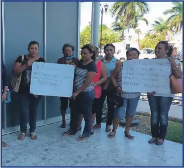  ??  ?? Pulperitas se manifestar­on en el palacio para pedir copia de las facturas