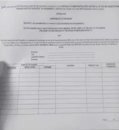  ?? ?? Provincial Elections Supervisor Atty. Ian Lee Ananoria says the Commission on Elections in Negros Occidental received signatures for people’s initiative coming from eight cities including the capital Bacolod City and three municipali­ties in the province. Right photo shows the signature sheet/form.