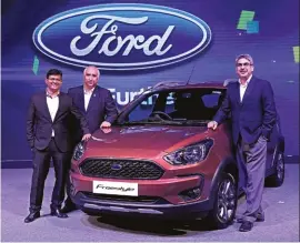  ??  ?? Rahul Gautam, VP Marketing, Vinay Raina, ED marketing, sales and service (on the left of the car) and Anurag Mehrotra, president & MD, Ford
India at the global preview of the Ford Freestyle