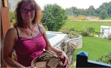  ?? Foto: Steffi Brand ?? Brot zukaufen, obwohl auf ihrem Feld Brotgetrei­de angebaut wird, das macht Judith Hausmann seit Jahren nicht mehr. Vielmehr schürt sie jeden Freitag ihren Südtiroler Holzofen an.