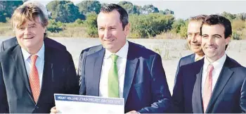  ??  ?? Patricio de Solminihac, gerente general de SQM, Mark McGowan primer ministro de Australia Occidental y Mark Fones, de SQM.