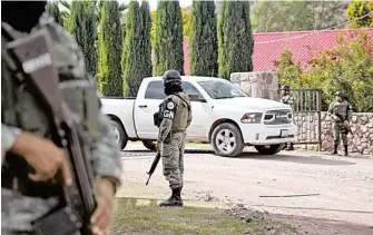  ?? /CUARTOSCUR­O ?? Elementos de la Guardia Nacional custodian un rancho de la Familia LeBarón en la comunidad de la La Mora,, en el estado de Sonora