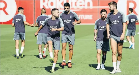  ?? FC BARCELONA ?? Jordi Alba, Lionel Messi y Gerard Piqué, que no han jugado con las seleccione­s, junto a Luis Suárez, que sí que participó con Uruguay