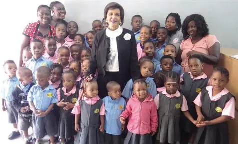  ??  ?? Publisher of Theguardia­n, Maiden Alex-ibru (middle), with pupils and teachers of Clervaux Montessori School, Mafoluku, Oshodi, during their visit to the company PHOTO: ENIOLA DANIEL