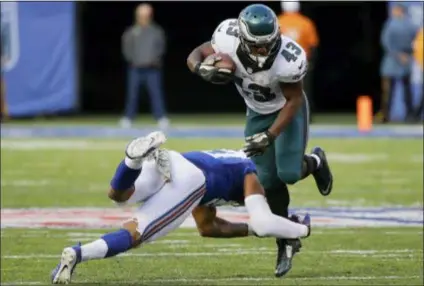  ?? THE ASSOCIATED PRESS FILE ?? Eagles running back Darren Sproles, right, in happier times two years ago, slips a tackle against the Giants.