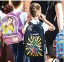  ?? ASHLEE REZIN/SUN-TIMES ?? Parents and students arrive at George Armstrong Elementary School, 2110 W. Greenleaf Ave. in Rogers Park, for the first day of school in August 2021.