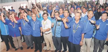  ??  ?? Uggah (fourth left) and Dr Rundi on his left and others raise their hands to show support for BN.