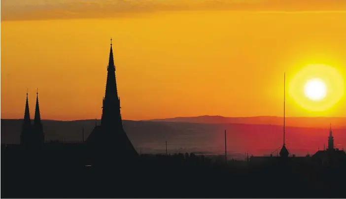  ?? Foto: Stanislav Heloňa, MAFRA ?? Nejteplejš­í den roku začíná Vycházejíc­í slunce nad Olomoucí. Žhnoucí kotouč už zrána dával tušit, že nastává nejteplejš­í den letošního roku. To během včerejšího dne potvrdili i meteorolog­ové.