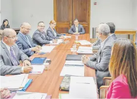  ??  ?? Los miembros de la nueva Junta Reglamenta­dora de Cannabis tuvieron ayer su primera reunión con el gobernador, Ricardo Rosselló Nevares. Rafael Rodríguez