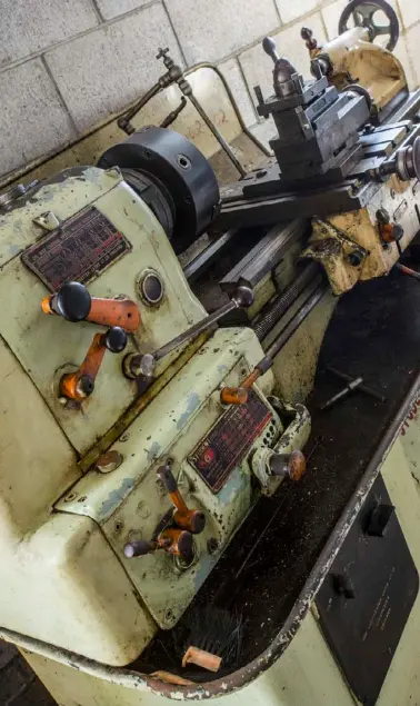  ??  ?? A sturdy Logan metalworki­ng lathe