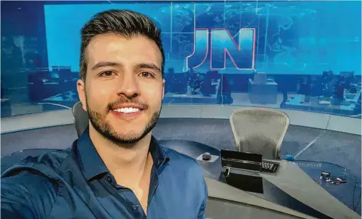  ?? @matheusrib­eirotv no Instagram ?? O jornalista Matheus Ribeiro faz uma selfie no estúdio do Jornal Nacional