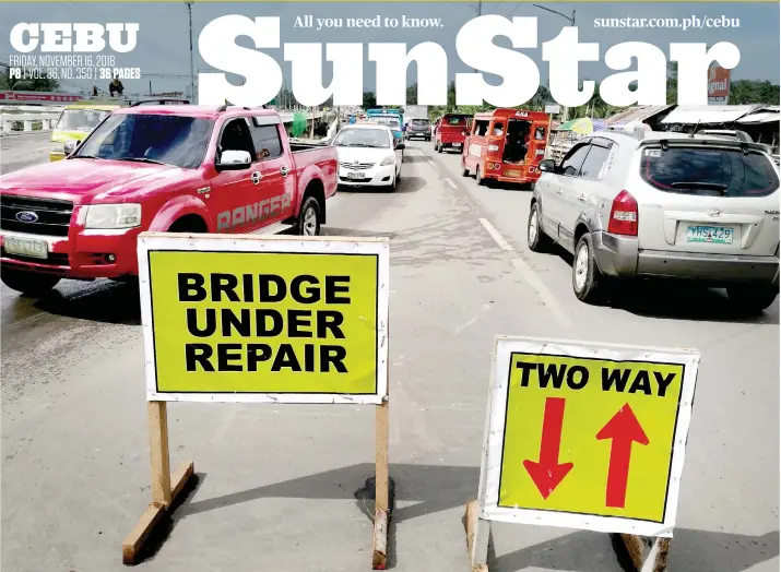  ?? SUNSTAR FOTO / ARNI ACLAO ?? TRAFFIC PLAN. The Mananga Bridge in Talisay City is back to being two-way but only light vehicles can pass it. No preventive maintenanc­e can be done until the agencies concerned come up with a traffic management plan.