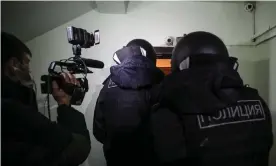  ?? Photograph: Valery Sharifulin/Tass ?? Police officers enter Alexei Navalny’s apartment.