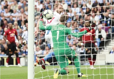  ?? Picture: REUTERS ?? BEATEN: Brighton’s Glenn Murray gets ready to celebrate after negotiatin­g the ball past David de Gea yesterday.