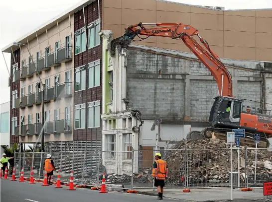  ?? ANDY JACKSON/FAIRFAX NZ ?? The Masters building on Egmont St in central New Plymouth is pulled to the ground.