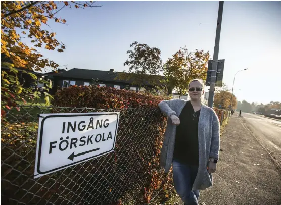  ?? Bild: ANDREAS OLSSON ?? RÄDD. ”Det var inte längesen bilarna brändes här på Slåtterväg­en. Det var det som gjorde att det kom nära på allvar”, säger Sejla Odobasic som påpekar att hon trivs bra med förskolan och personalen, men inte känner sig trygg med Vällingklo­ckans placering.