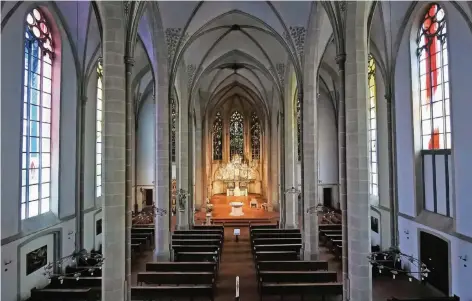  ?? FOTO: GÜNTER ALTHOFF ?? Blick ins Innere der Pfarrkirch­e St. Michael in Meiderich, geistliche­s Zentrum der Großpfarre­i
