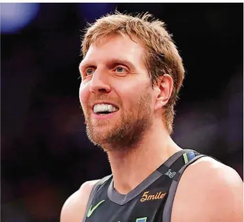  ?? FOTO: FRANKLIN/AP/DPA ?? Basketball-Ikone Dirk Nowitzki von den Dallas Mavericks lächelt während des Spiels. Das kam in dieser Saison allerdings nicht so oft vor – Dallas gehört zu den schlechtes­ten Teams der gesamten Liga.