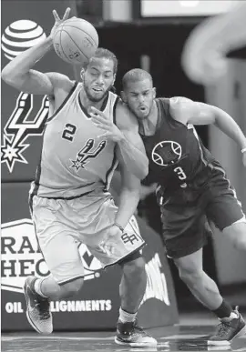  ?? Eric Gay Associated Press ?? CHRIS PAUL, right, of the Clippers is beaten to the ball by Kawhi Leonard of the San Antonio Spurs in the second half. The Clippers cruised to a 116-92 victory.