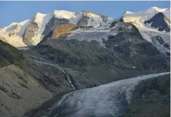  ??  ?? Aux Grisons, reflets des neiges éternelles et des brumes. Le Piz Palü, caressé par la lumière vespérale, avec le glacier Morteratsc­h. Habitation bucolique dans le Binntal et le Mässersee (2’130m), un lac alpin.