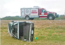  ?? ESPECIAL ?? El vehículo salió por un costado de la carretera y luego se volcó