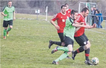  ?? FOTO: MATTHIAS JANSEN ?? Der Einsatzwil­le war den Spielern des FC Schwandorf/Worndorf/Neuhausen (grüne Trikots) beim 0:2 im Derby gegen die SG Emmingen-Liptingen nicht abzusprech­en. Beim Einstand des neuen FC-Trainers Francesco Pastore brachten die Hausherren die SG aber nicht...