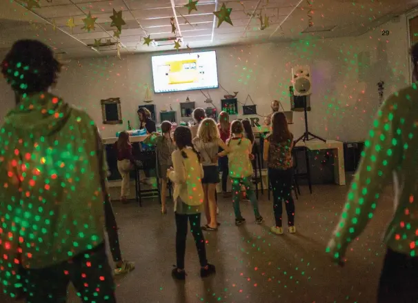  ??  ?? Dernière soirée au centre de loisirs, où le groupe des plus jeunes est le premier à mettre de l’ambiance.