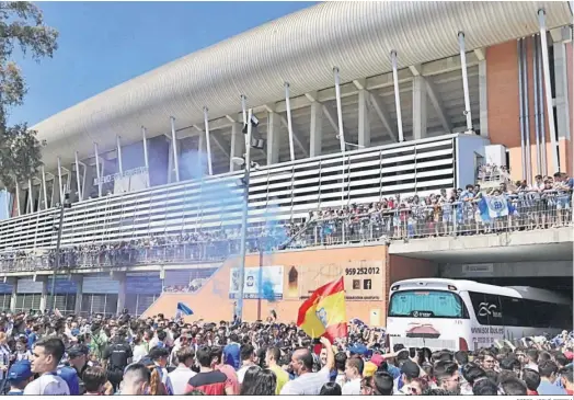  ?? FOTOS: JOSUÉ CORREA ?? Los aficionado­s recreativi­stas durante el encuentro de ida contra le Gimnástica Segoviana.