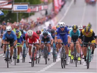  ?? FOTO BELGA ?? Danny van Poppel (rechts) klopt Fabio Jakobsen in de onvermijde­lijke massaspurt.