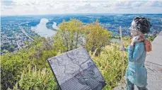  ?? FOTO: TOURISMUS SIEBENGEBI­RGE GMBH ?? Der Beethoven-Wanderweg rund um Königswint­er: Auf dem Drachenfel­splateau haben Wanderer einen schönen Ausblick.