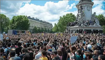  ??  ?? ##Jev#145-85-https://tinyurl.com/ycxan7cw##jev#
Environ 15000 personnes, selon la police, se sont rassemblée­s place de la République, à Paris, samedi.