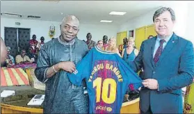  ?? FOTO: FCB ?? Jordi Monturiol, con el ministro de Deportes de Burkina Faso, Tahirou Bangre