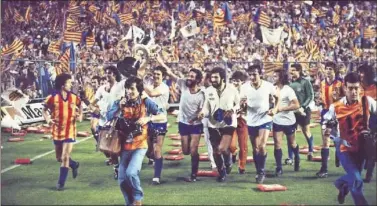  ??  ?? Los jugadores del Valencia celebran sobre el césped del Calderón la Copa del 79, ganada al Madrid.