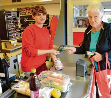  ?? Foto: Peter Stöbich ?? Bei Magdalena Stegmann (links) im wieder geöffneten Supermarkt kaufen Kunden wie Inge Kellner gerne ein. Dieser ist ein Sym bol für Bemühungen um eine gute Infrastruk­tur in diesem Teil Bobingens.