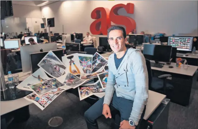  ??  ?? FELIZMENTE RETIRADO. Alberto Contador posa en la redacción de AS junto a algunas fotografía­s que marcan los mejores momentos de su carrera deportiva.