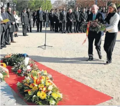  ?? EFE ?? Homenaje en la plaza Ernest Lluch, de Sabadell, a los policías asesinados, el 9 de diciembre de 2015.